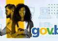 Dois jovens usando smartphones com o logotipo do gov.br e ícones de segurança digital ao fundo representando o login bloqueado pelo erro 403 e como resolver o problema