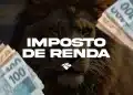 Rosto de um leão em primeiro plano com olhar intenso, sobreposto pelo texto "IMPOSTO DE RENDA". Cédulas de 100 reais aparecem desfocadas nas bordas da imagem.