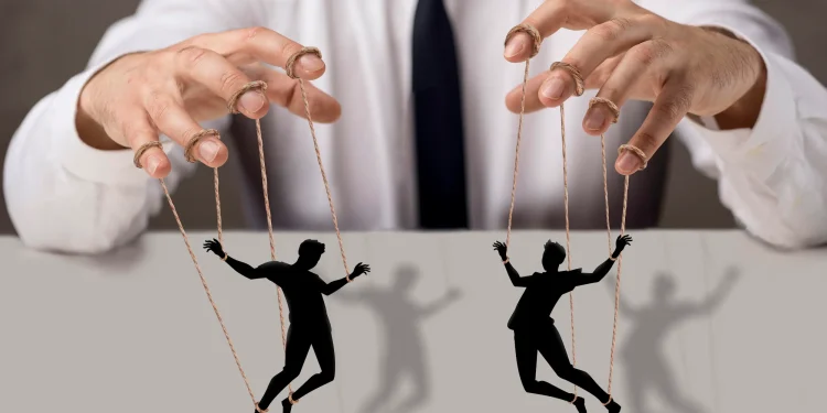 Imagem ilustrativa de uma pessoa manipuladora controlando duas silhuetas, simbolizando manipulação e controle sobre os outros.