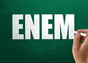 Imagem ilustrativa relacionada ao Exame Nacional do Ensino Médio (Enem), utilizada em conteúdo sobre o Pré-Enem Espírito Santo 2026. O programa da Secretaria da Educação oferece preparação gratuita para estudantes da rede estadual, com aulas presenciais e on-line, resolução de exercícios, práticas de redação e atividades complementares voltadas ao acesso ao ensino superior.