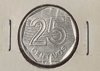Visão detalhada do reverso de uma moeda de 25 centavos de 1994, mostrando o numeral 25 sobre as listras diagonais e a palavra "CENTAVOS" na base, em um suporte de proteção para colecionadores.