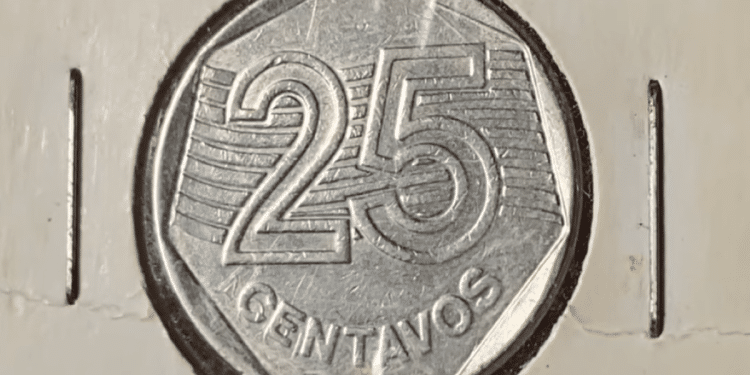 Visão detalhada do reverso de uma moeda de 25 centavos de 1994, mostrando o numeral 25 sobre as listras diagonais e a palavra "CENTAVOS" na base, em um suporte de proteção para colecionadores.