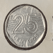 Visão detalhada do reverso de uma moeda de 25 centavos de 1994, mostrando o numeral 25 sobre as listras diagonais e a palavra "CENTAVOS" na base, em um suporte de proteção para colecionadores.