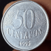 Close do reverso de uma moeda de 50 centavos de 1995, destacando o ano de cunhagem e o estado de conservação da peça.