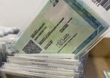 Diversas carteiras de identidade empilhadas destacando documentos prontos para entrega