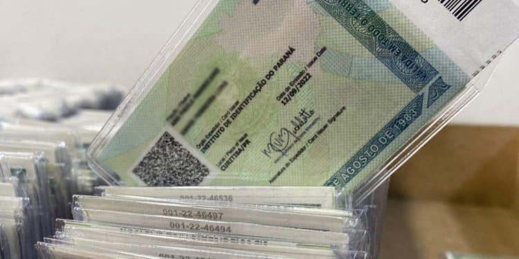 Diversas carteiras de identidade empilhadas destacando documentos prontos para entrega