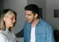 Discussão entre casal, com um dos parceiros gritando e o outro parecendo triste e chateado. Representa a manipulação emocional típica de narcisistas.