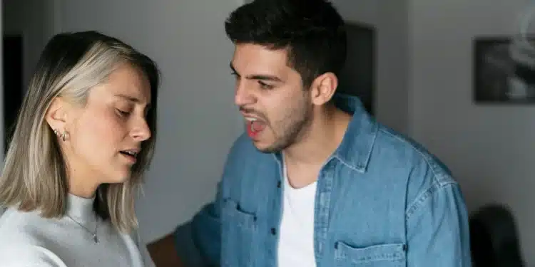 Discussão entre casal, com um dos parceiros gritando e o outro parecendo triste e chateado. Representa a manipulação emocional típica de narcisistas.