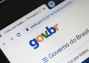 Tela de smartphone exibindo o site oficial do Governo do Brasil no portal gov.br, representando as novas medidas de segurança digital implementadas no aplicativo SouGov.br