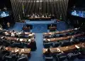 Senadores reunidos em plenário votando projeto que pode abrir 24 mil vagas para cargos estáveis