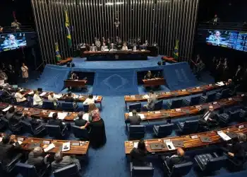 Senadores reunidos em plenário votando projeto que pode abrir 24 mil vagas para cargos estáveis