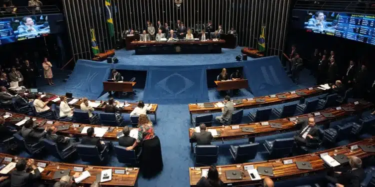 Senadores reunidos em plenário votando projeto que pode abrir 24 mil vagas para cargos estáveis