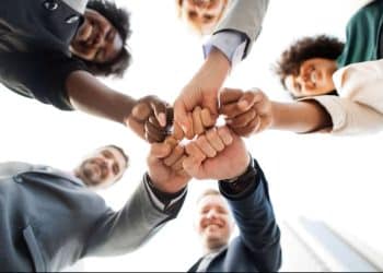 Grupo diverso de profissionais celebrando em equipe representando as carreiras da próxima década