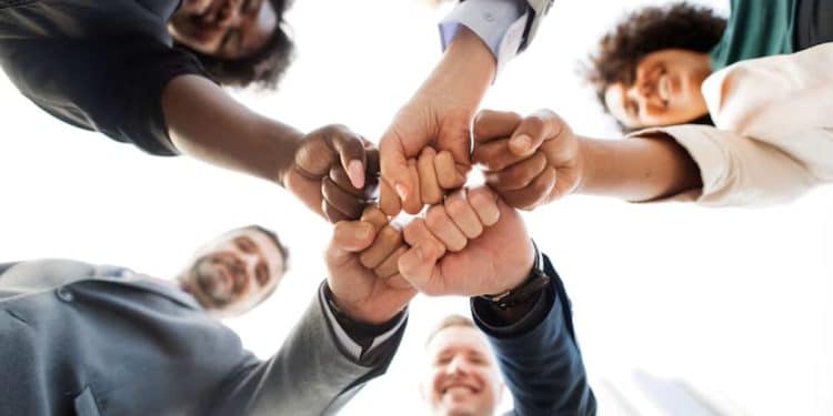 Grupo diverso de profissionais celebrando em equipe representando as carreiras da próxima década