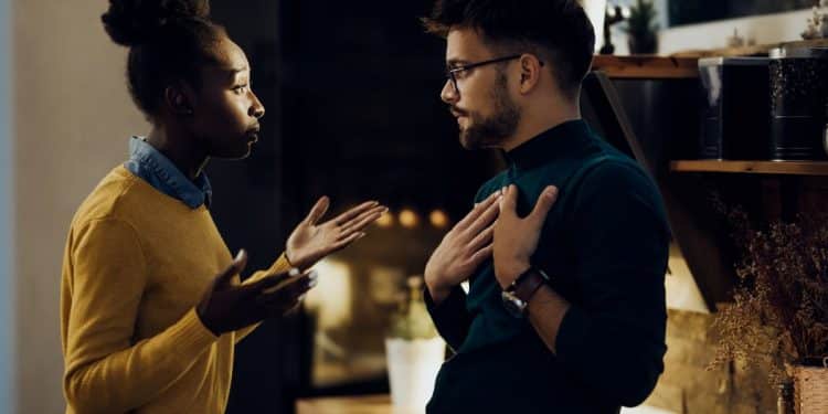 Casal discutindo durante um conflito de relacionamento com falhas de comunicação apontadas por estudos da psicologia.