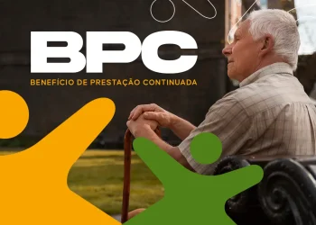 Homem idoso sentado em banco com bengala, ao lado do letreiro “BPC Benefício de Prestação Continuada”
