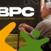 Homem idoso sentado em banco com bengala, ao lado do letreiro “BPC Benefício de Prestação Continuada”