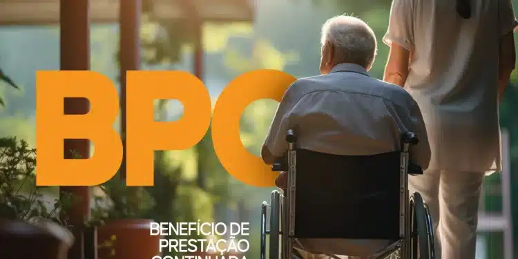 Idoso sentado em cadeira de rodas sendo acompanhado por cuidadora ao ar livre, letras BPC ao fundo