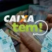 Mãos contando notas de R$ 100 em frente a um caixa eletrônico com a logo do Caixa Tem em destaque, representando a necessidade de desbloqueio do aplicativo para acessar o pagamento do Pé-de-Meia depositado pelo MEC em março de 2026