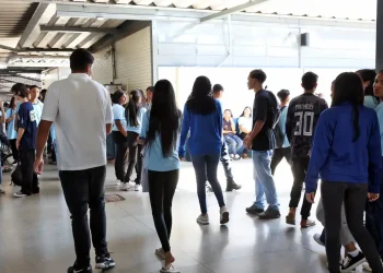 Estudantes em escola pública ilustrando notícia sobre o pagamento de R$ 1.000 do programa Pé-de-Meia 2026 e esclarecimentos do MEC sobre possíveis atrasos.