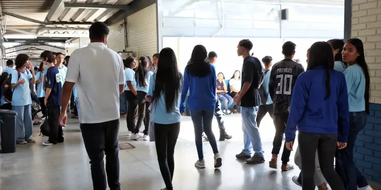 Estudantes em escola pública ilustrando notícia sobre o pagamento de R$ 1.000 do programa Pé-de-Meia 2026 e esclarecimentos do MEC sobre possíveis atrasos.