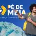 Estudante com mochila apontando para o logo do programa Pé-de-Meia com cédulas de dinheiro ao fundo representando possível atraso na liberação do incentivo de R$ 1.000.