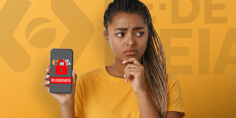 Mulher jovem segura celular mostrando tela de bloqueio do benefício Pé-de-Meia.