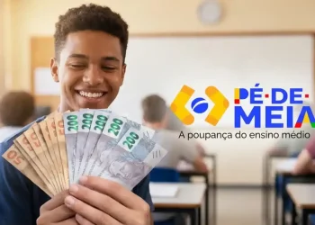 Estudante comemorando com as mãos cheias de notas de dinheiro do programa Pé-de-Meia, representando o incentivo financeiro de R$ 2.200 para estudantes.