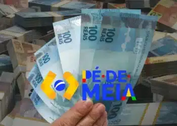 Notas de R$ 100 e R$ 50 empilhadas com o logo do programa Pé-de-Meia Licenciaturas, representando o primeiro pagamento de R$ 1.050.