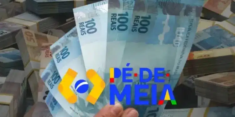 Notas de R$ 100 e R$ 50 empilhadas com o logo do programa Pé-de-Meia Licenciaturas, representando o primeiro pagamento de R$ 1.050.