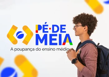 Jovem estudante com mochila ao lado da logomarca do programa Pé-de-Meia com a frase "a poupança do ensino médio", ilustrando o benefício do governo federal para alunos do ensino médio público