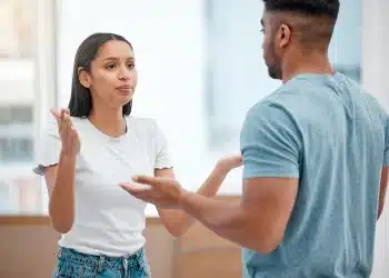 Mulher se comunicando de forma assertiva durante uma conversa, exemplo de confiança emocional e personalidade forte.