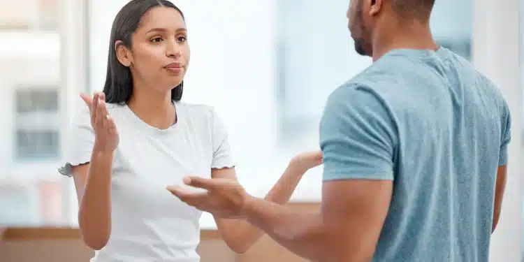 Mulher se comunicando de forma assertiva durante uma conversa, exemplo de confiança emocional e personalidade forte.
