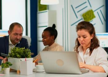 Profissionais em ambiente de escritório concentrados em suas tarefas — como lidar com pessoas difíceis no trabalho