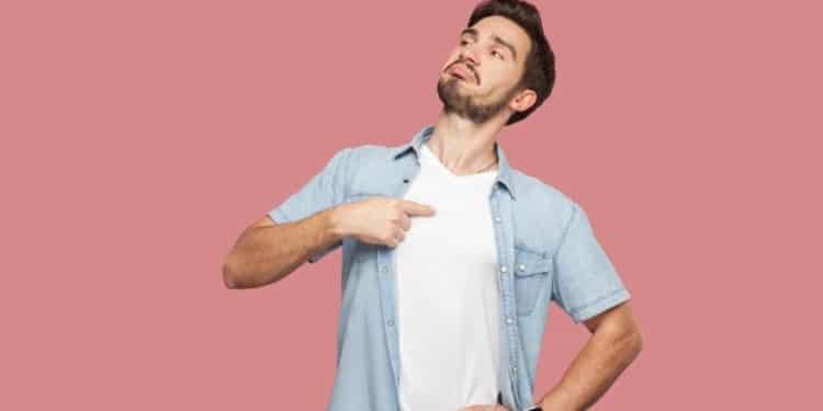 Homem apontando para si mesmo, simbolizando o comportamento egocêntrico em relações.