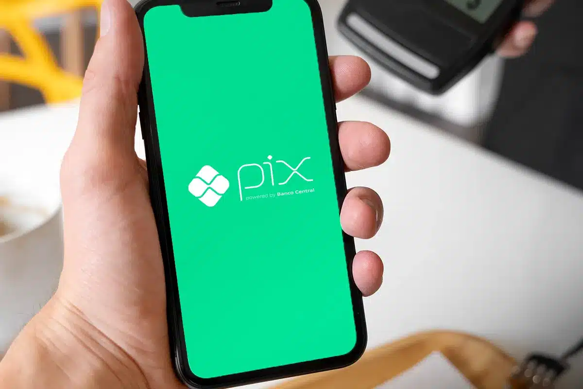 Imagem de celular exibindo o logo do Pix, representando o uso seguro da plataforma.