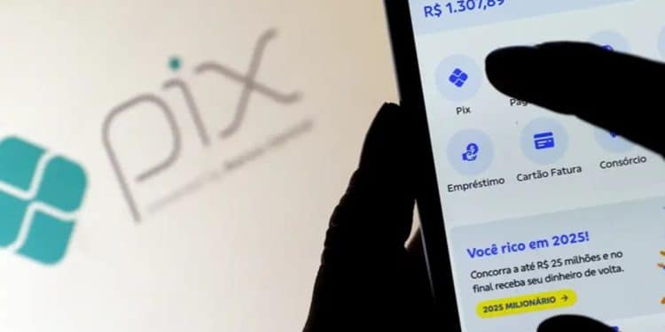 Mão segurando celular com aplicativo do Pix aberto ao lado da logomarca do Pix — Pix funciona na Sexta-Feira Santa 2026