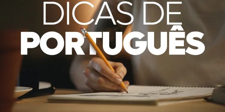 Close-up das mãos de uma pessoa escrevendo em um caderno com um lápis amarelo, com o título "DICAS DE PORTUGUÊS" sobreposto em letras brancas.