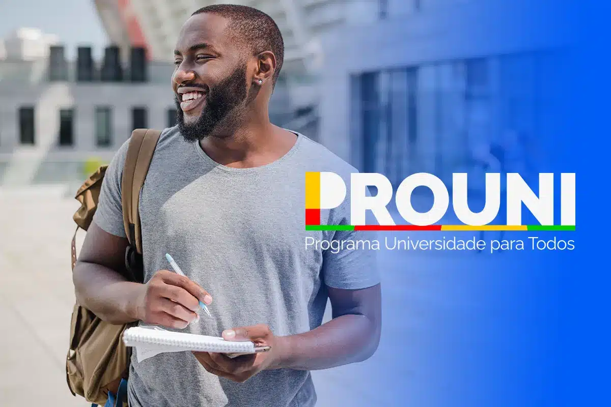 Estudante universitário com caderno na mão em campus enquanto acompanha informações sobre a lista de espera do Prouni 2026.