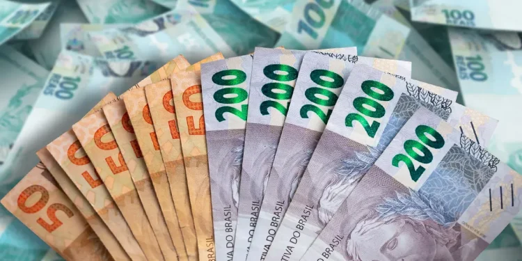 Professores podem receber voucher de R$ 3 mil do MEC para compra de computador ou tablet por meio da Carteira Nacional Docente.