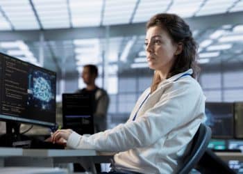 Profissional de TI utilizando inteligência artificial para otimizar operações em um ambiente corporativo.