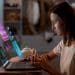 Profissional trabalhando com dados e interface digital, simbolizando a tecnologia e as profissões do futuro.