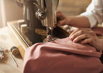 Costureira operando máquina de costura, profissão manual que resiste ao avanço da IA