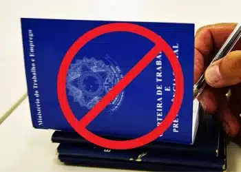 Carteira de Trabalho e Previdência Social com símbolo de proibição em vermelho sobreposto, representando a decisão de deixar o emprego formal após os 40 anos