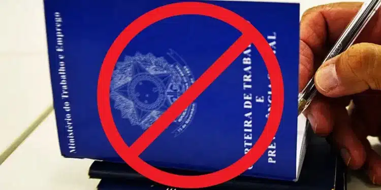 Carteira de Trabalho e Previdência Social com símbolo de proibição em vermelho sobreposto, representando a decisão de deixar o emprego formal após os 40 anos