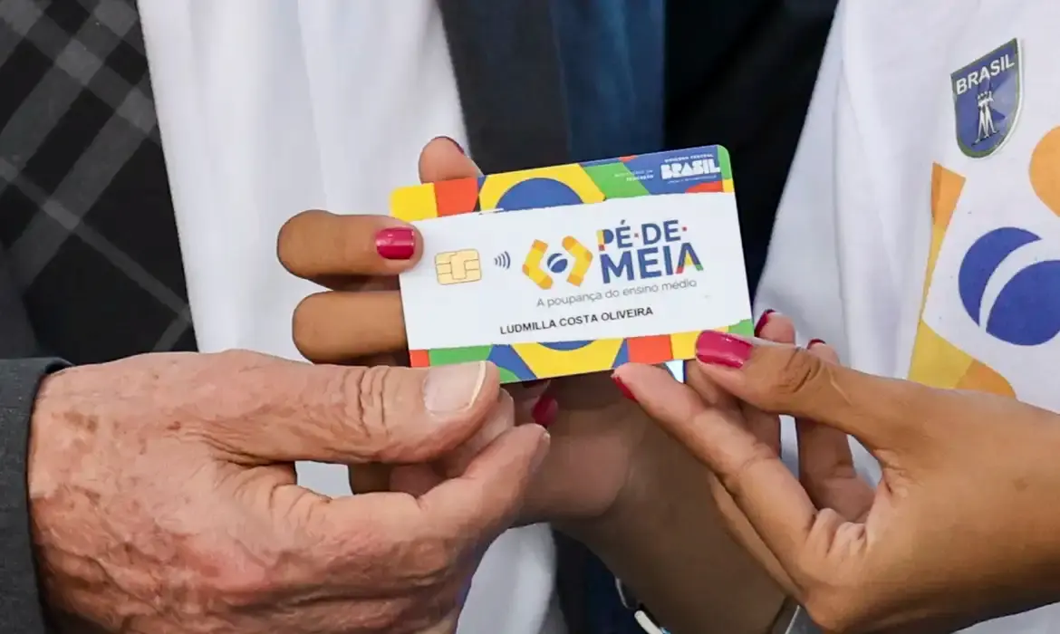 Cartão do programa Pé-de-Meia com nome de beneficiário, evidência das irregularidades identificadas pela auditoria.