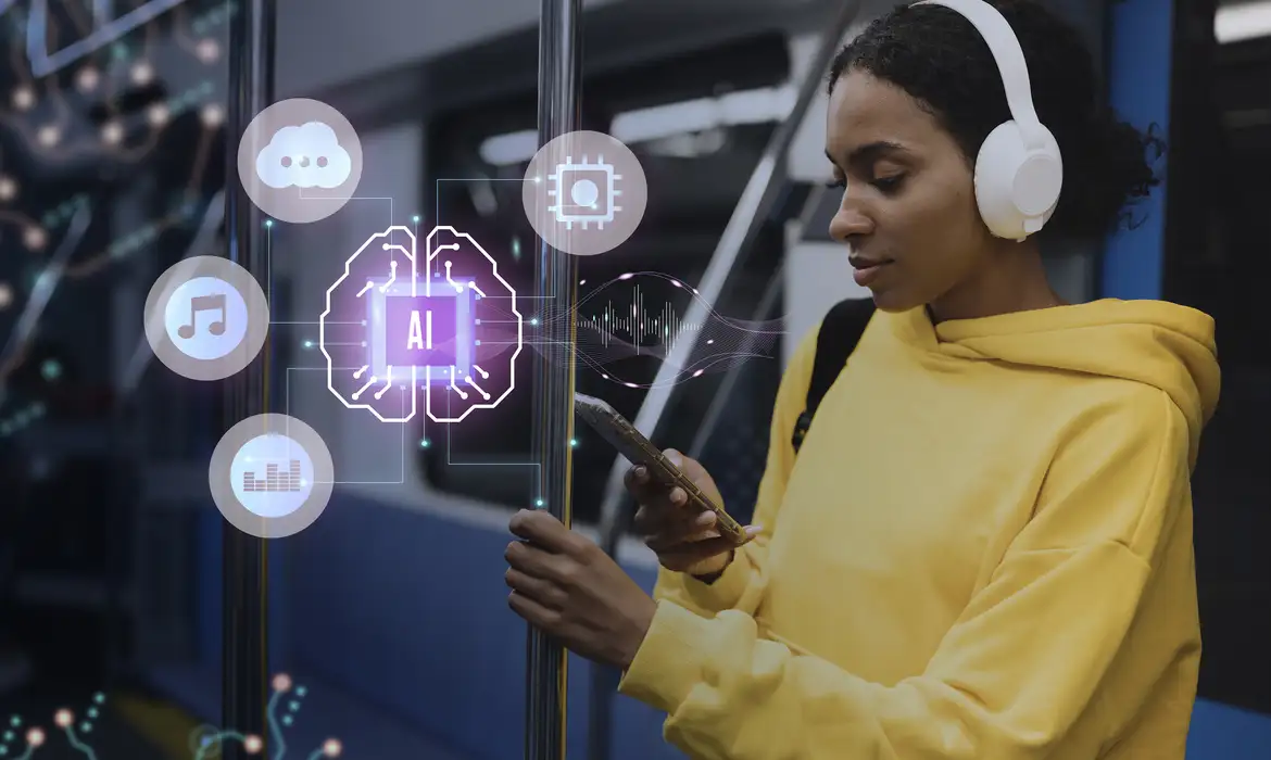 Mulher jovem com fone de ouvido branco e moletom amarelo segura smartphone enquanto ícones de inteligência artificial, cloud computing e dados aparecem ao redor, simbolizando o uso de tecnologia no cotidiano profissional