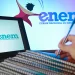 Estudante revisando estratégias para tirar nota 1000 na redação do Enem com materiais de estudo e computador aberto.