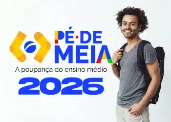Jovem sorrindo com mochila posa ao lado do logo do Pé-de-Meia 2026