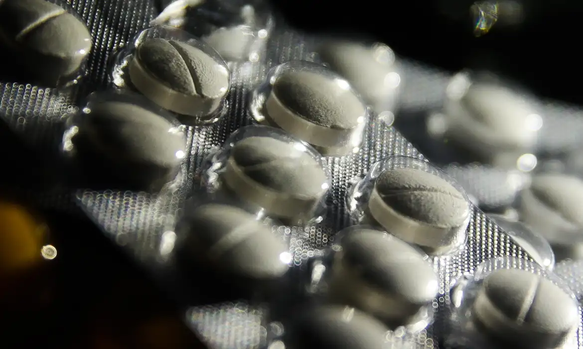 Comprimidos brancos em cartelas metálicas fotografados em close, representando os medicamentos que poderão ser comercializados em farmácias instaladas dentro de supermercados conforme a Lei nº 15.357 de 2026